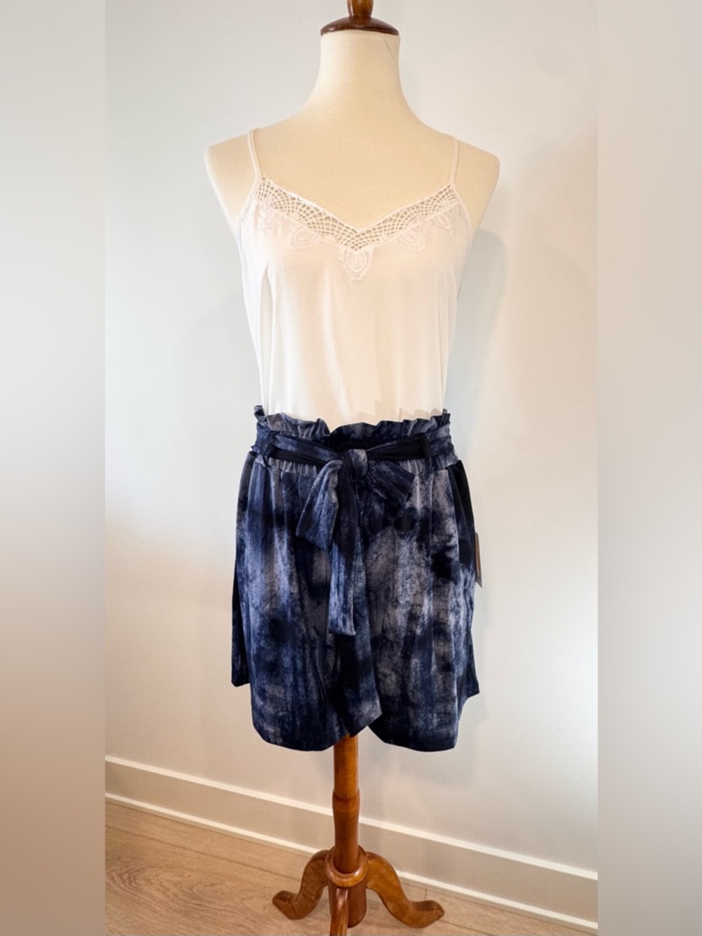LuLaRoe Ella Tie-Waist Navy Tie-Dye Shorts Ladies M (8/10) NEW!